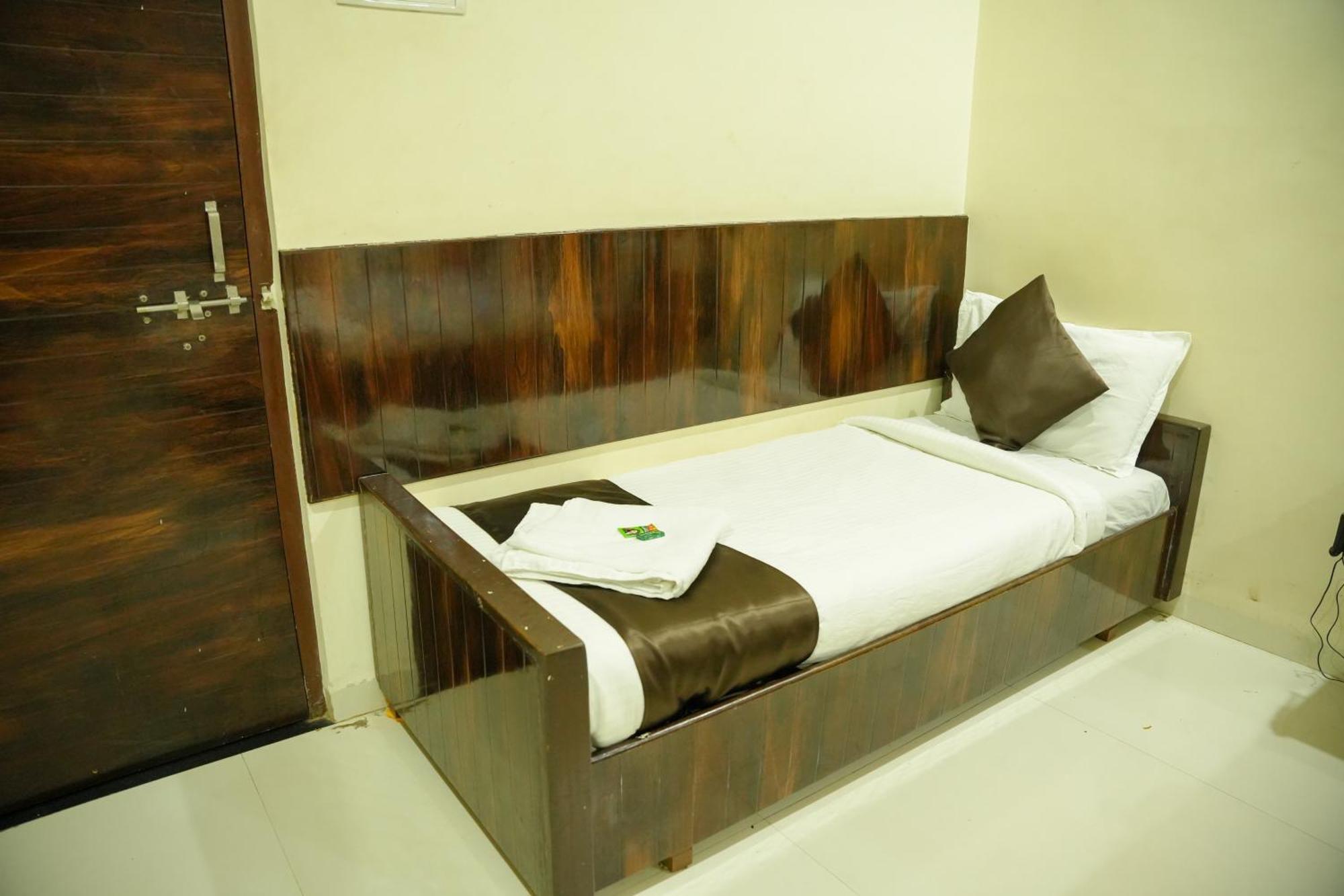 Hotel Sachidanand Ширди Экстерьер фото