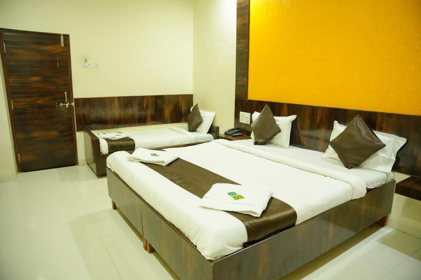 Hotel Sachidanand Ширди Экстерьер фото